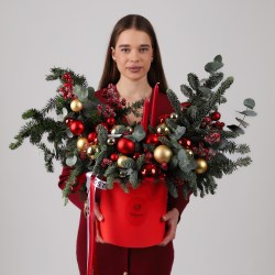 zimnyaya novogodnyaya kompoziciya iz datskoj eli  1